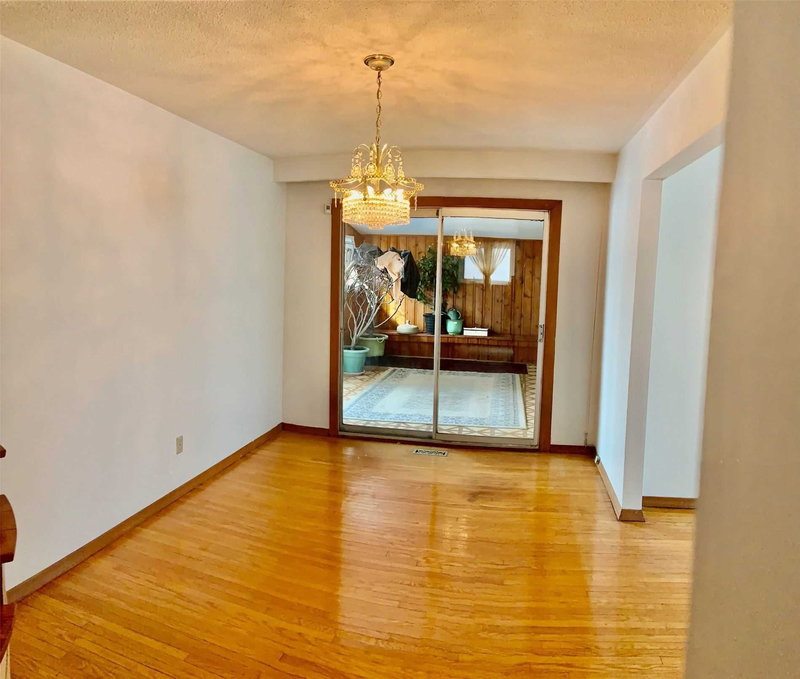 3364 Cedar Creek Dr, Mississauga, L4Y 2Y1 | Image 3