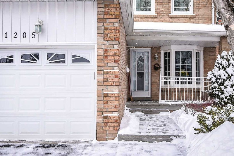 1205 Shagbark Cres, Mississauga, L5C 3N6 | Image 2