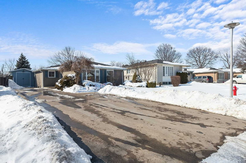 39 Flavian Cres, Brampton, L6T3P2 | Image 2