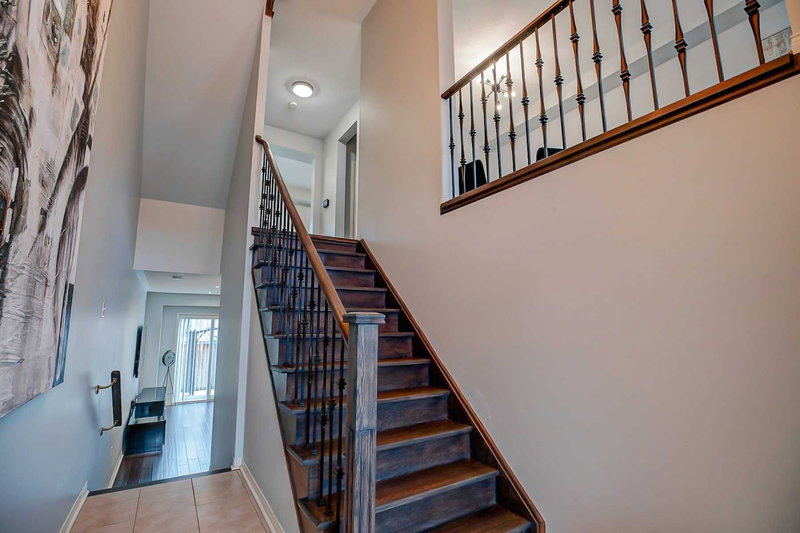 647 Courtney Valley Rd, Mississauga, L5V0C4 | Image 2