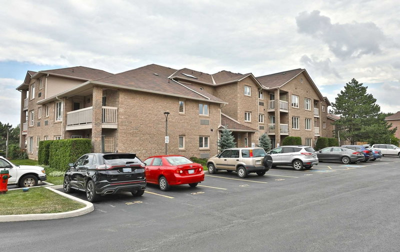 30 - 3050 Pinemeadow Dr, Burlington, L7M3X5 | Image 2