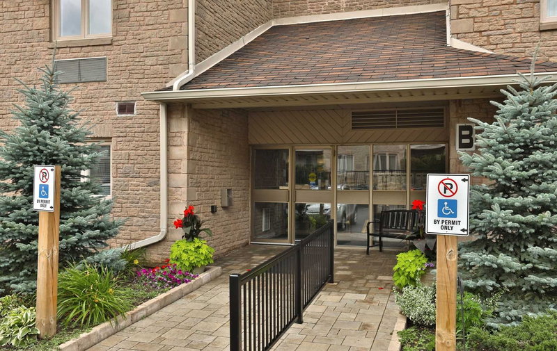 30 - 3050 Pinemeadow Dr, Burlington, L7M3X5 | Image 3