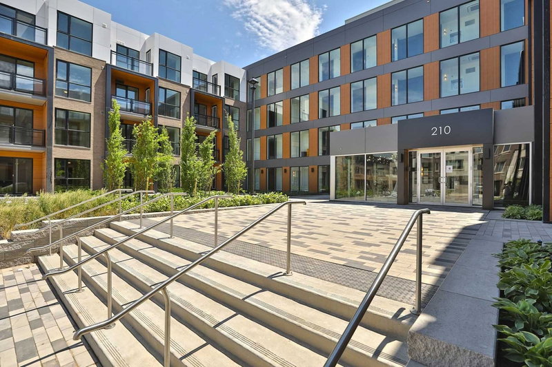 305 - 210 Sabina Dr, Oakville, L6H 0W6 | Image 2