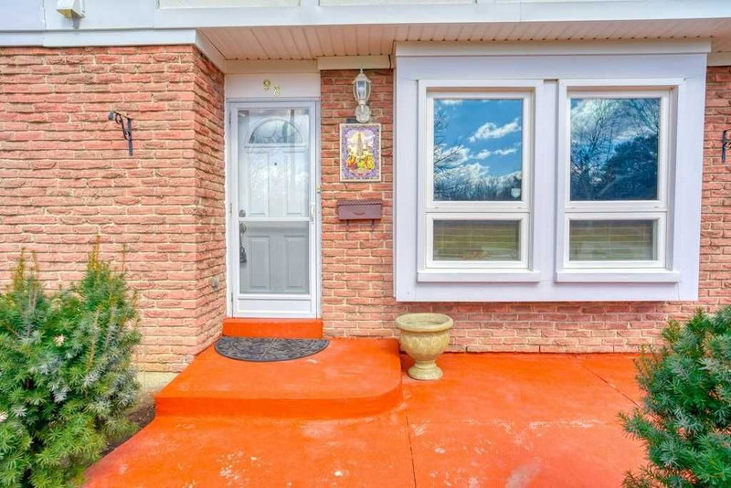 98 Centre St N, Brampton, L6V2Z3 | Image 2