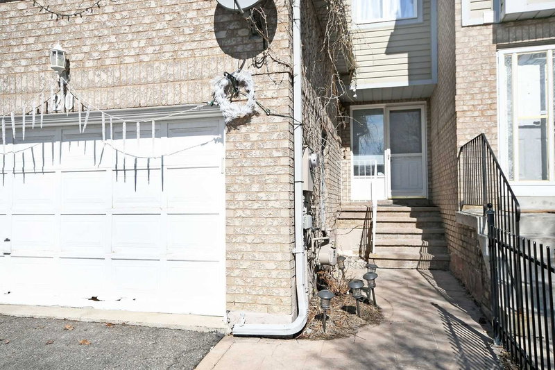 20 Langdale Cres, Brampton, L6Y4S2 | Image 2