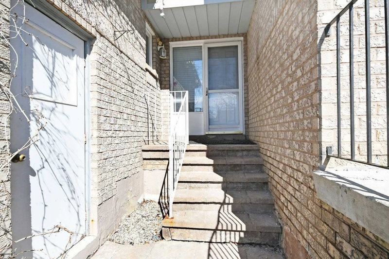 20 Langdale Cres, Brampton, L6Y4S2 | Image 3