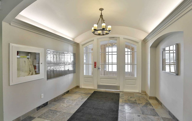 305 - 459 Kerr St, Oakville, L6K3C2 | Image 3