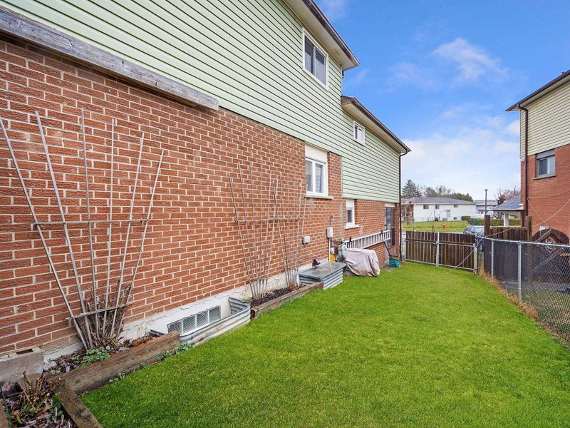 32 Horne Dr, Brampton, L6V2V3 | Image 3