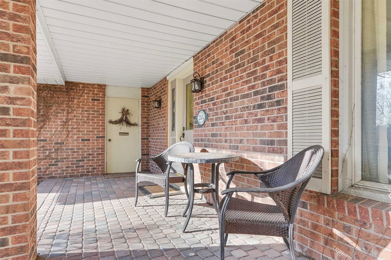 253 Mccraney St W, Oakville, L6H 3A9 | Image 2