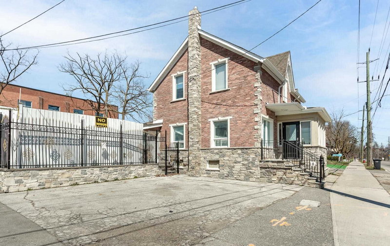 8 Church St E, Brampton, L6V1E9 | Image 2