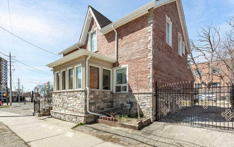 8 Church St E, Brampton, L6V1E9 | Image 3