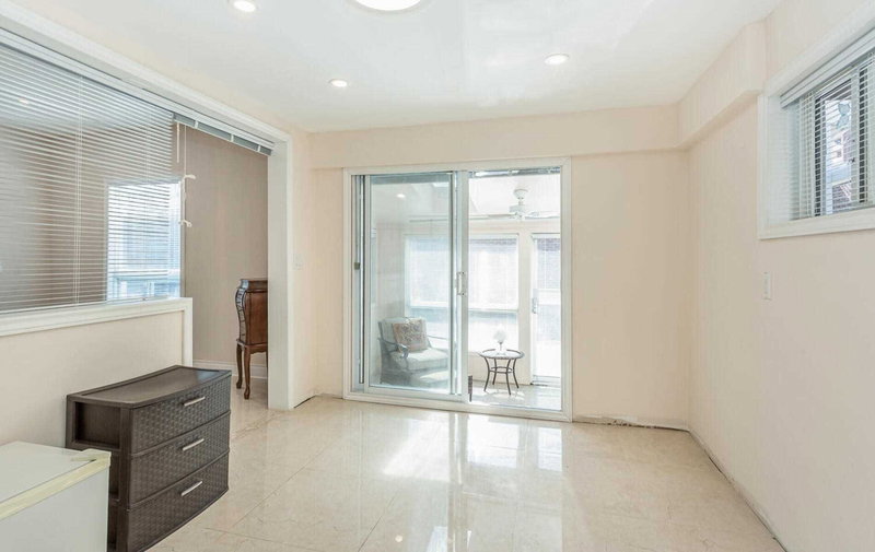 8 Church St E, Brampton, L6V 1E9 | Image 2