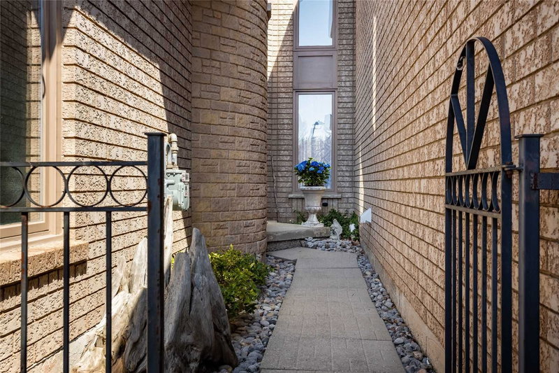 2233 Rockingham Dr, Oakville, L6H6E7 | Image 2