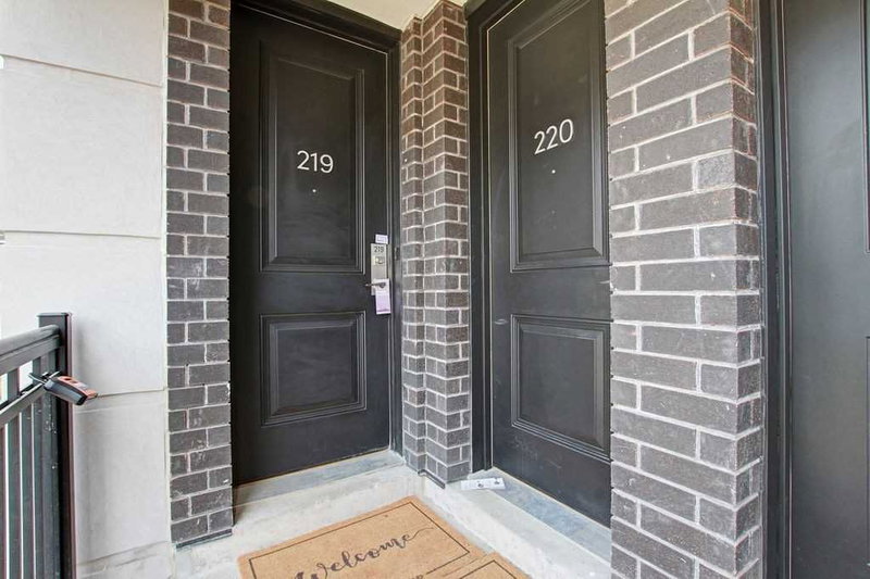 220 - 652 Cricklewood Dr, Mississauga, L5E0A5 | Image 2