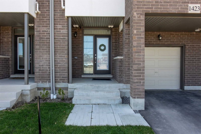 1423 Clarriage Crt, Milton, L9E1J4 | Image 2