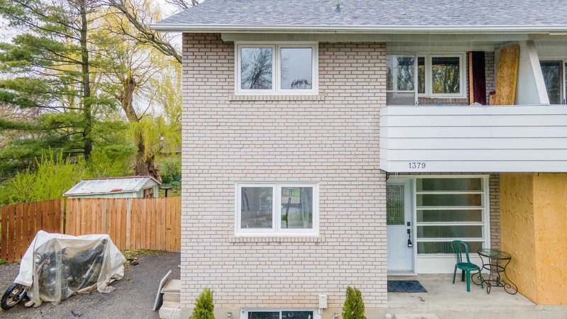 1379 Rock Crt, Mississauga, L5J3W5 | Image 3