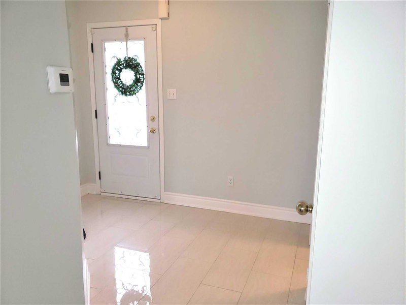 299 Pressed Brick Dr N, Brampton, L6V4L2 | Image 2