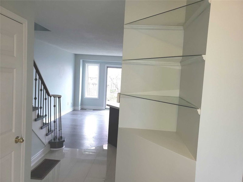 299 Pressed Brick Dr N, Brampton, L6V4L2 | Image 3