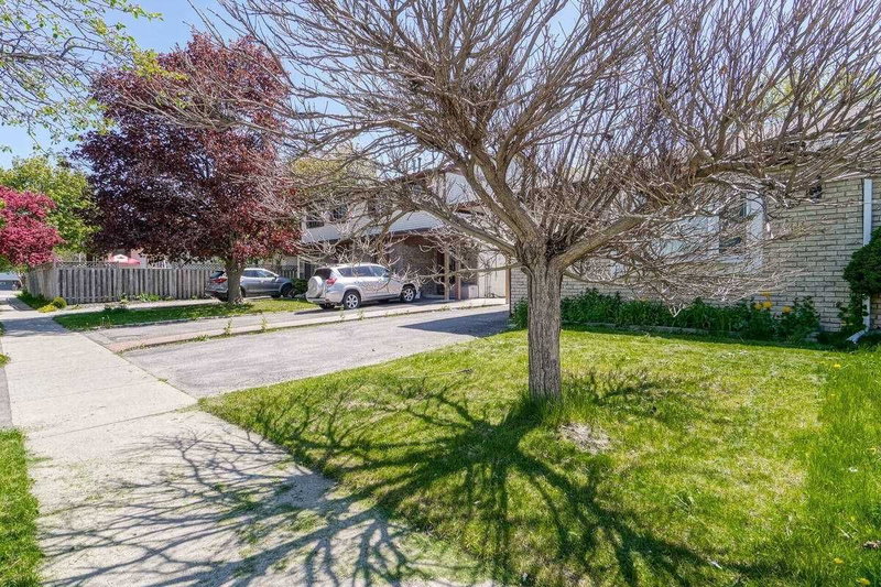 9 Bruce Beer Dr, Brampton, L6V2W7 | Image 2