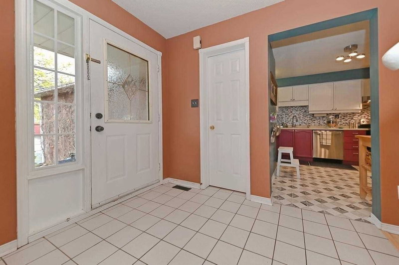 10 Mullis Cres, Brampton, L6Y 4T3 | Image 2