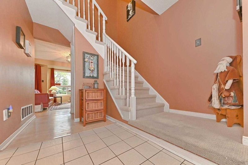 10 Mullis Cres, Brampton, L6Y 4T3 | Image 3