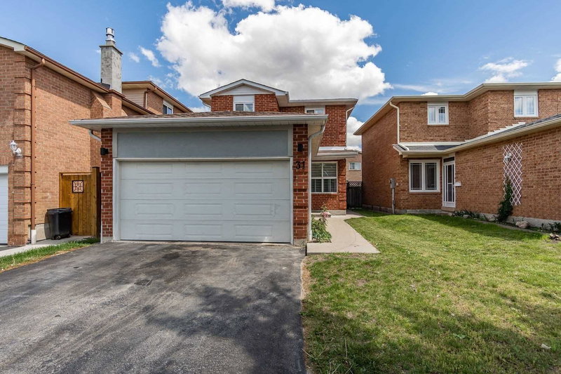 31 Dorking Dr, Brampton, L6Z3T5 | Image 2