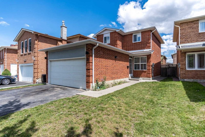 31 Dorking Dr, Brampton, L6Z3T5 | Image 3