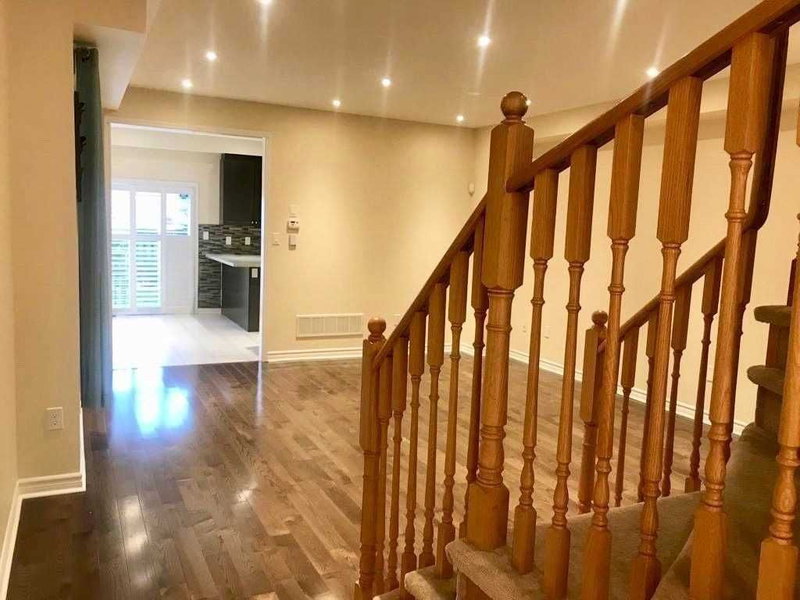 866 Francine Cres, Mississauga, L5V0E2 | Image 3