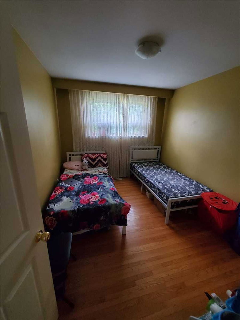 7075 Magic Crt, Mississauga, L4T 3A2 | Image 3