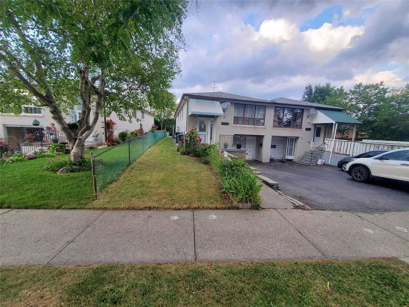 7075 Magic Crt, Mississauga, L4T 3A2 | Image 2