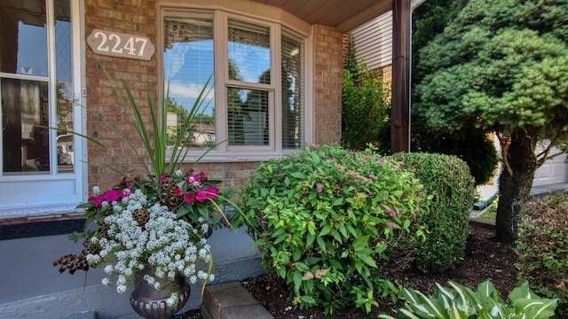 2247 Silverbirch Crt, Burlington, L7M3H4 | Image 2