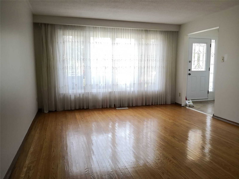 3364 Cedar Creek Dr, Mississauga, L4Y2Y1 | Image 2