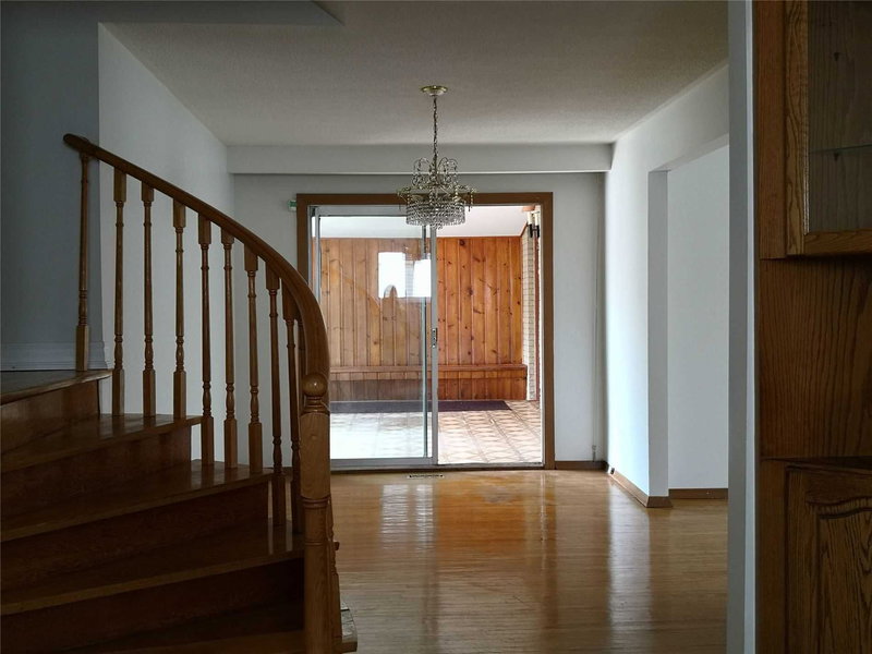 3364 Cedar Creek Dr, Mississauga, L4Y2Y1 | Image 3