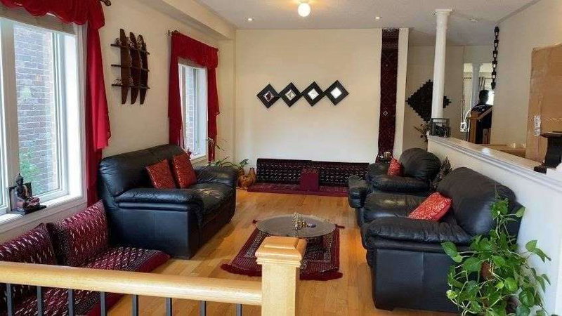 42 Arrowpoint Dr, Brampton, L6Y0Y8 | Image 3