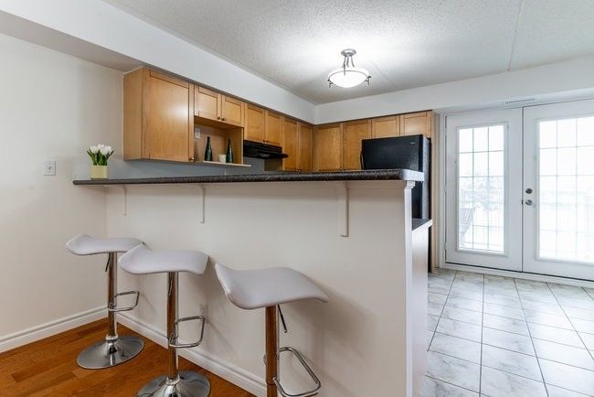 212 - 1460 Bishops Gate, Oakville, L6M4N5 | Image 2