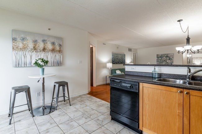 212 - 1460 Bishops Gate, Oakville, L6M4N5 | Image 3