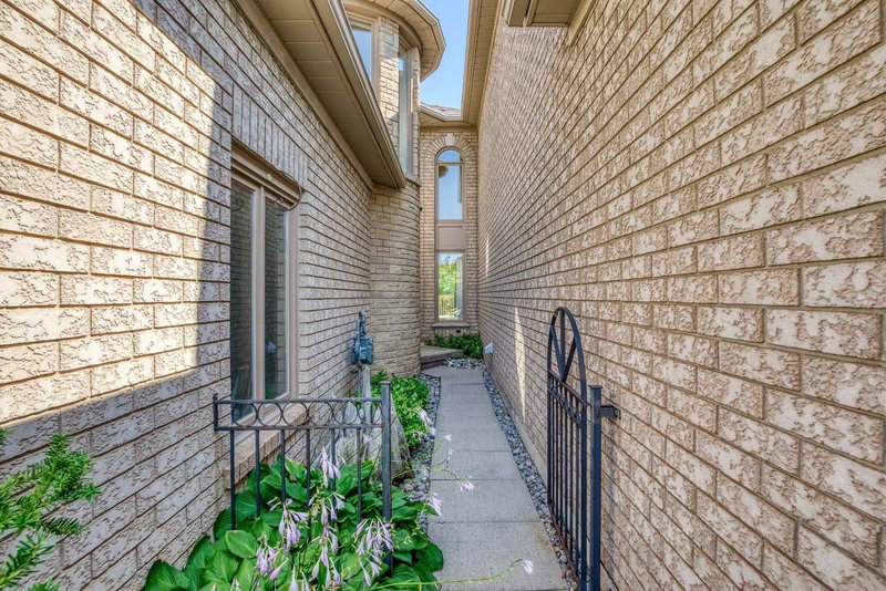 2233 Rockingham Dr, Oakville, L6H 6E7 | Image 2