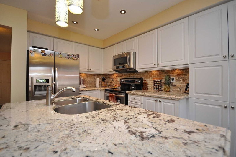 426 Orange Walk Cres, Mississauga, L5R 0A8 | Image 2