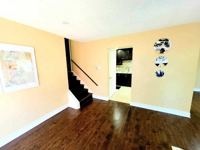 9 Bruce Beer Dr, Brampton, L6V2W7 | Image 2