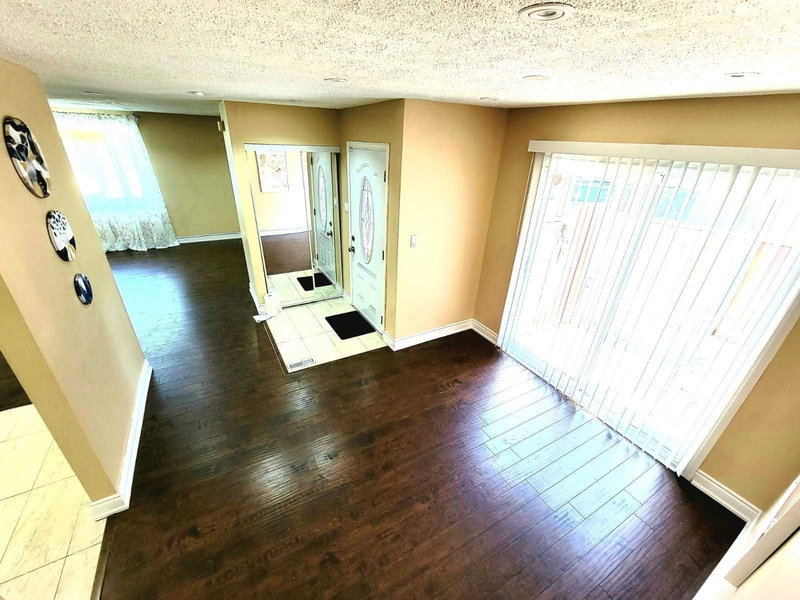 9 Bruce Beer Dr, Brampton, L6V2W7 | Image 3