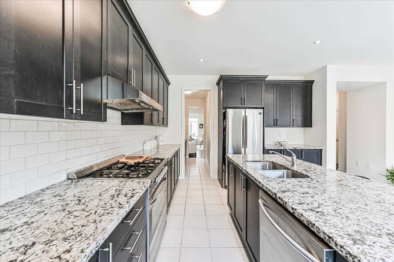 5 Ezra Cres, Brampton, L7A 5A6 | Image 2