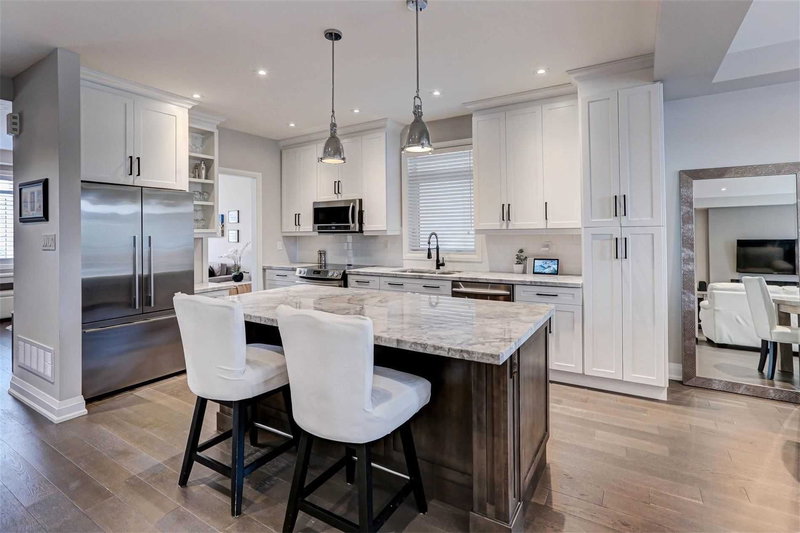 1067 Shaw Dr, Mississauga, L5G3Z3 | Image 2