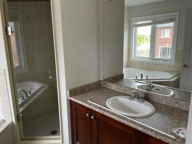 40 Kawana Rd, Brampton, L6Y 0W2 | Image 2