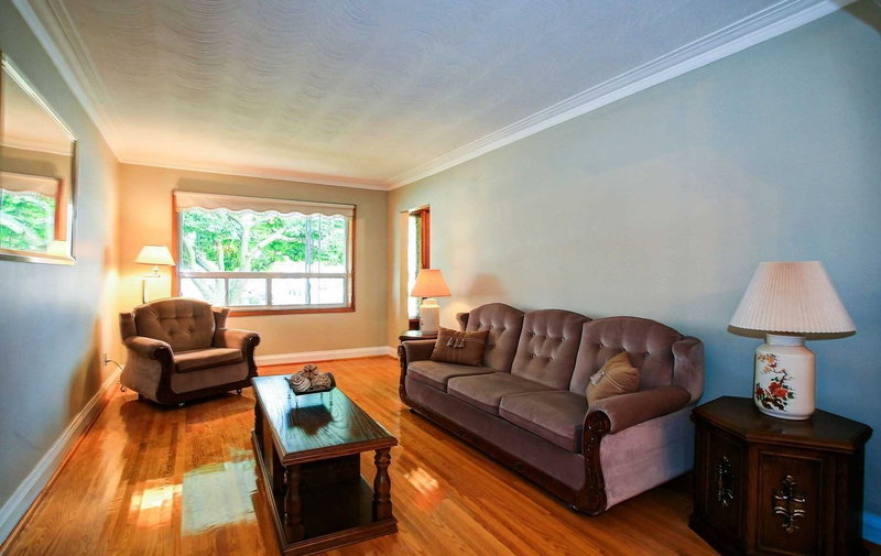 10 Rosewood Ave, Toronto, M8Z1X4 | Image 2
