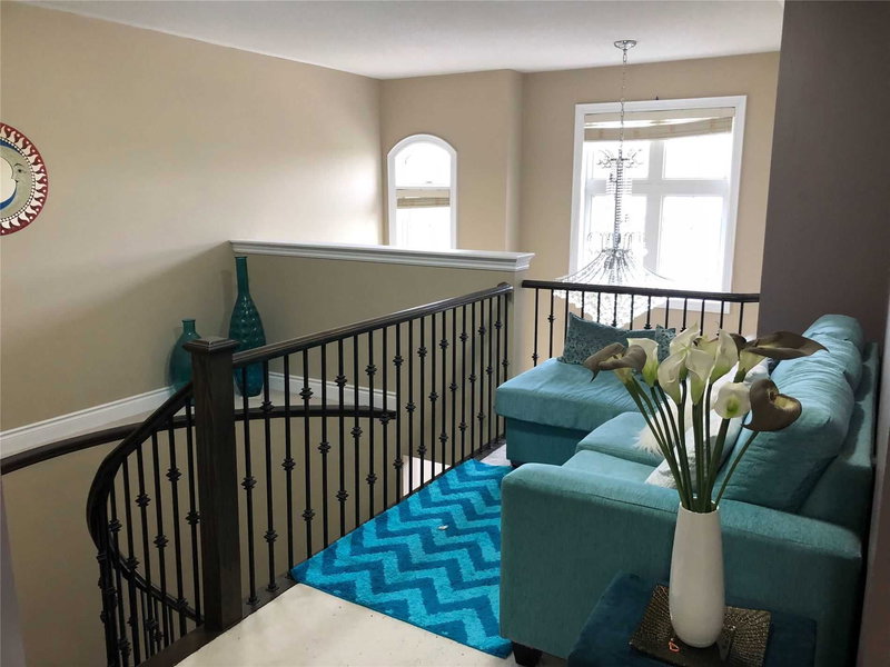 4 Louisburg Cres, Brampton, L6X3A7 | Image 2