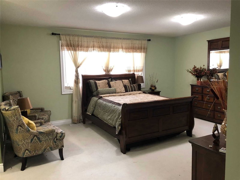 4 Louisburg Cres, Brampton, L6X3A7 | Image 3