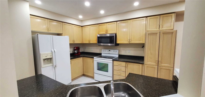 15D View Green Cres, Toronto, M9W7C9 | Image 2