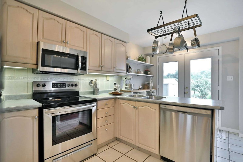 1411 Tobyn Dr, Burlington, L7M4V7 | Image 2