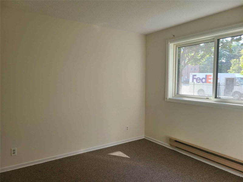 102 - 1275 Cornerbrook Pl, Mississauga, L5C3J3 | Image 2