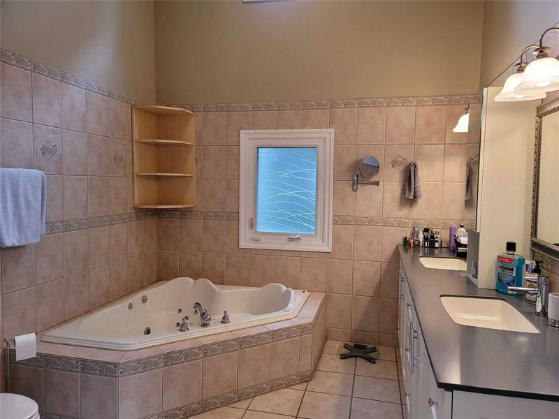 964 Parkland Ave, Mississauga, L5H3H1 | Image 2